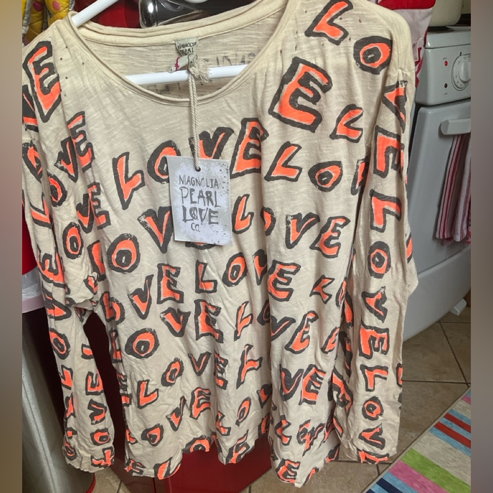Magnolia Pearl. NWT. ❤️❤️ Cream Long Sleeve Tee with Coral & Black LOVE Print. - Picture 3 of 10
